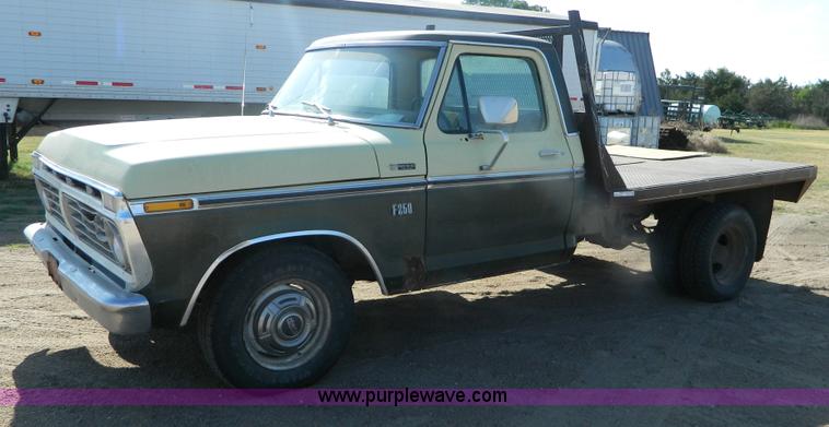 image for item M9766 1975 Ford F250 Ranger flatbed pickup truck