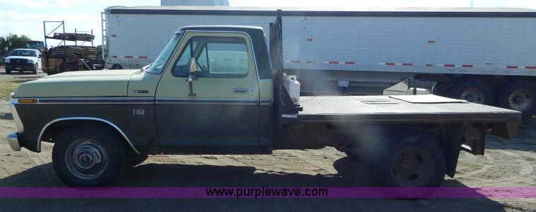 image for item M9766 1975 Ford F250 Ranger flatbed pickup truck