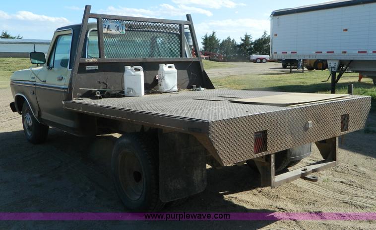 image for item M9766 1975 Ford F250 Ranger flatbed pickup truck