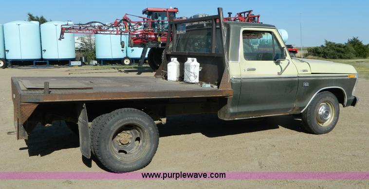 image for item M9766 1975 Ford F250 Ranger flatbed pickup truck