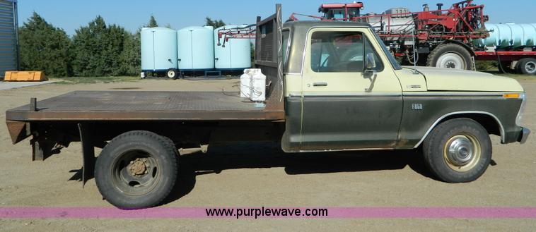 image for item M9766 1975 Ford F250 Ranger flatbed pickup truck