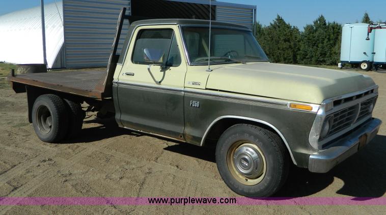 image for item M9766 1975 Ford F250 Ranger flatbed pickup truck