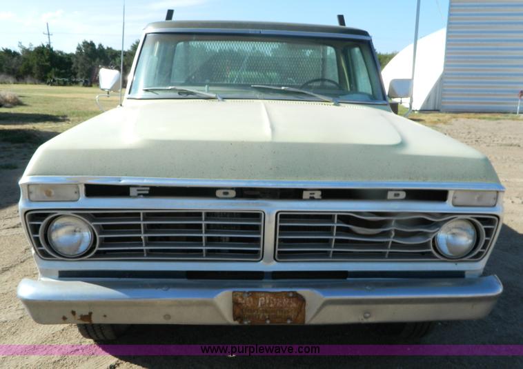 image for item M9766 1975 Ford F250 Ranger flatbed pickup truck