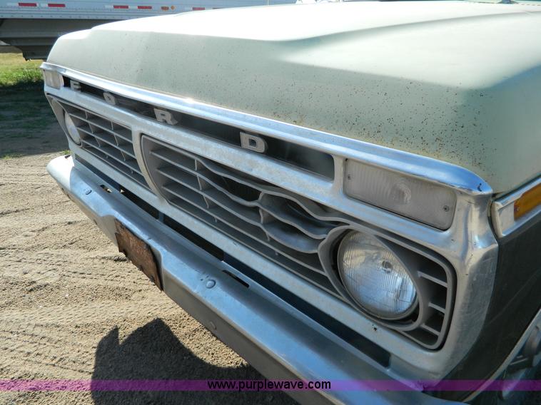 image for item M9766 1975 Ford F250 Ranger flatbed pickup truck