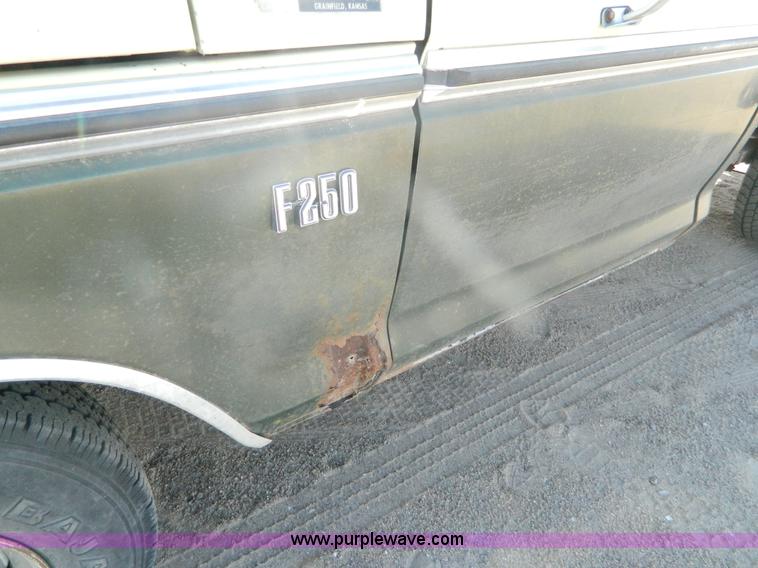 image for item M9766 1975 Ford F250 Ranger flatbed pickup truck