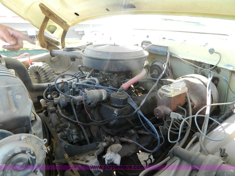 image for item M9766 1975 Ford F250 Ranger flatbed pickup truck