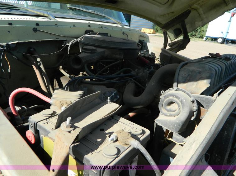 image for item M9766 1975 Ford F250 Ranger flatbed pickup truck