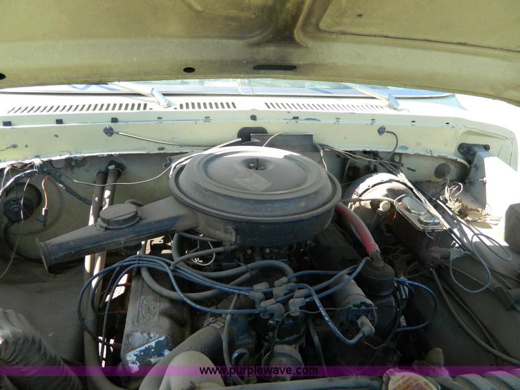 image for item M9766 1975 Ford F250 Ranger flatbed pickup truck