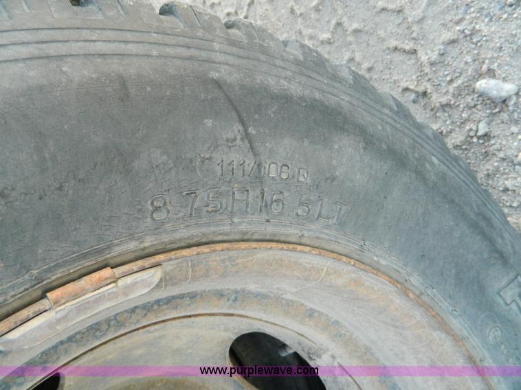 image for item M9766 1975 Ford F250 Ranger flatbed pickup truck