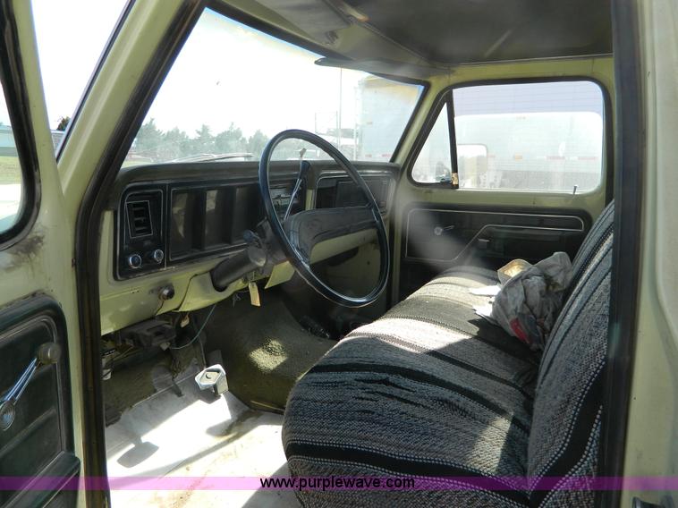 image for item M9766 1975 Ford F250 Ranger flatbed pickup truck