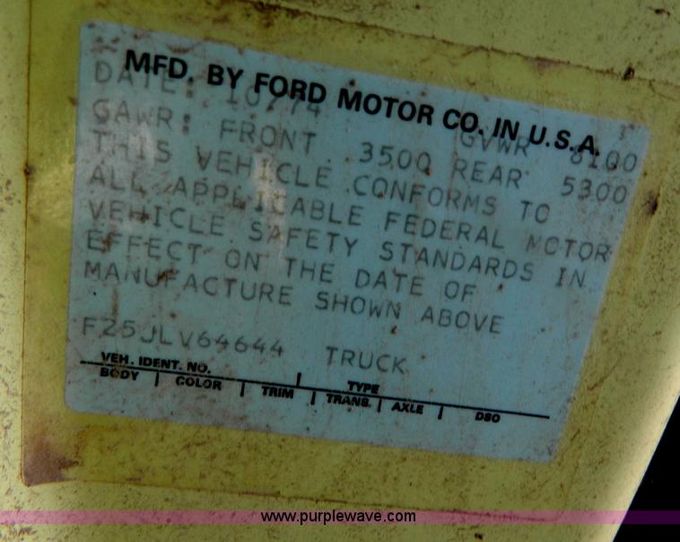image for item M9766 1975 Ford F250 Ranger flatbed pickup truck