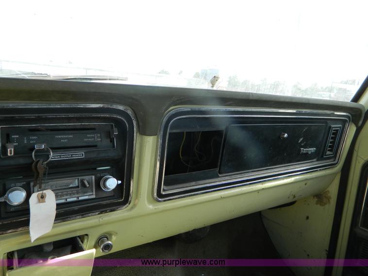 image for item M9766 1975 Ford F250 Ranger flatbed pickup truck