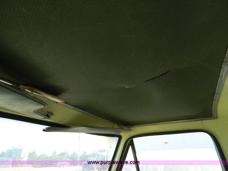 image for item M9766 1975 Ford F250 Ranger flatbed pickup truck