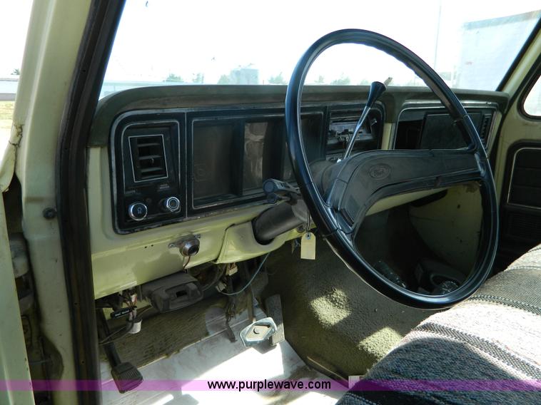 image for item M9766 1975 Ford F250 Ranger flatbed pickup truck