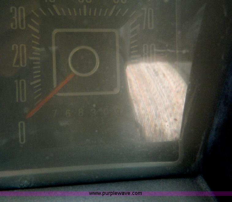 image for item M9766 1975 Ford F250 Ranger flatbed pickup truck