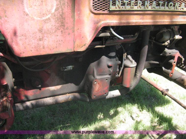 image for item A6458 International B275 tractor