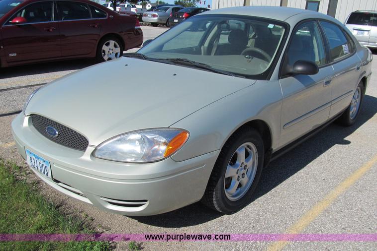 image for item A8324 2006 Ford Taurus SE
