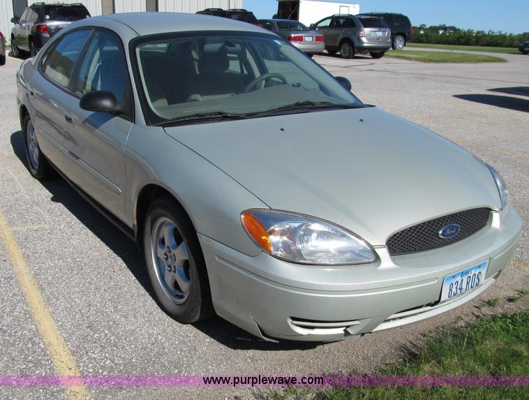 image for item A8324 2006 Ford Taurus SE