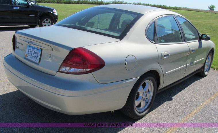image for item A8324 2006 Ford Taurus SE