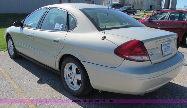 image for item A8324 2006 Ford Taurus SE