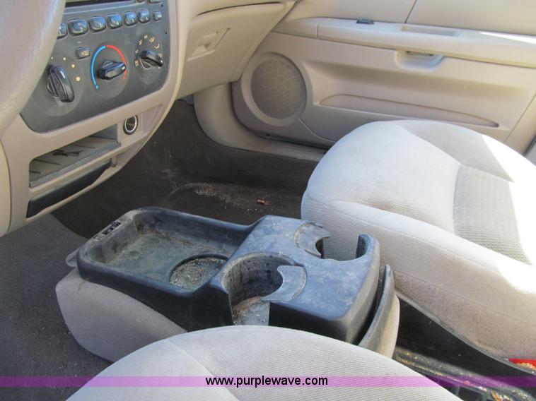 image for item A8324 2006 Ford Taurus SE