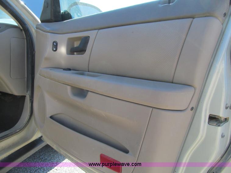 image for item A8324 2006 Ford Taurus SE