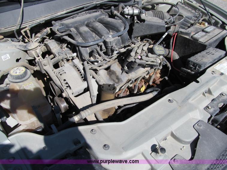 image for item A8324 2006 Ford Taurus SE