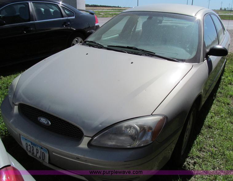 image for item A8325 2004 Ford Taurus SES