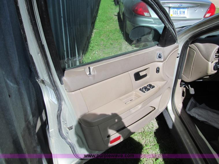 image for item A8325 2004 Ford Taurus SES