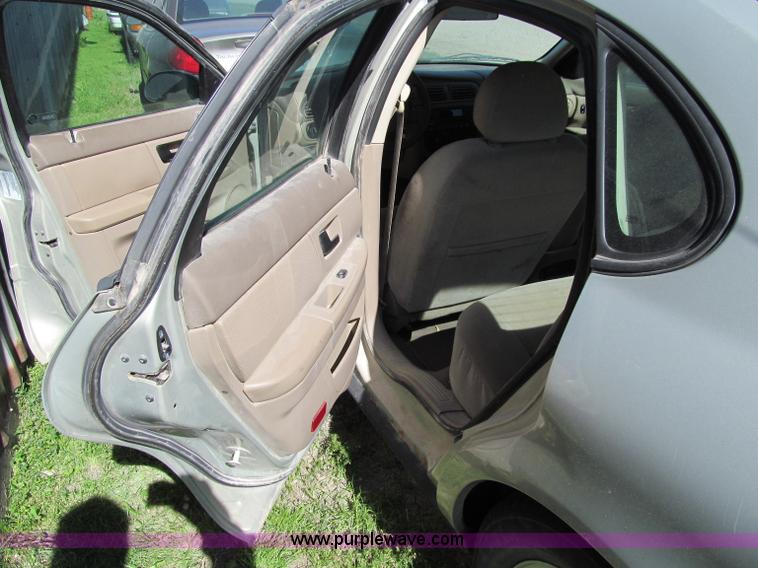 image for item A8325 2004 Ford Taurus SES