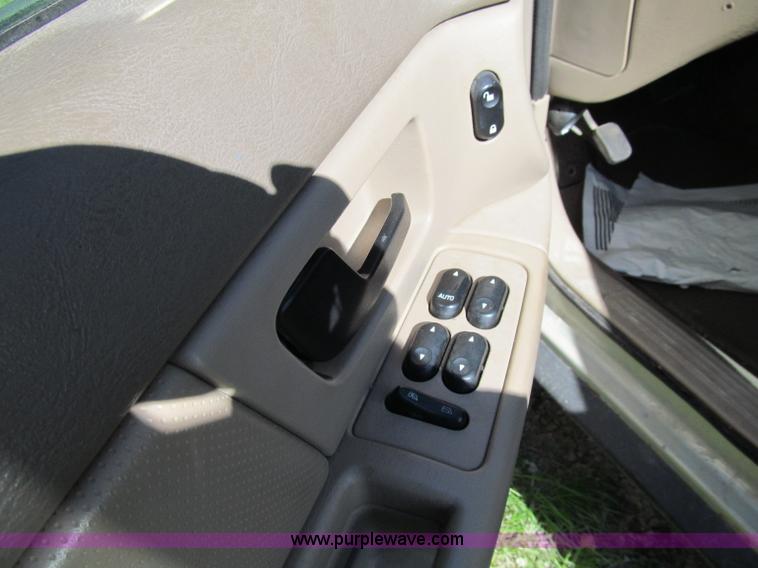 image for item A8325 2004 Ford Taurus SES