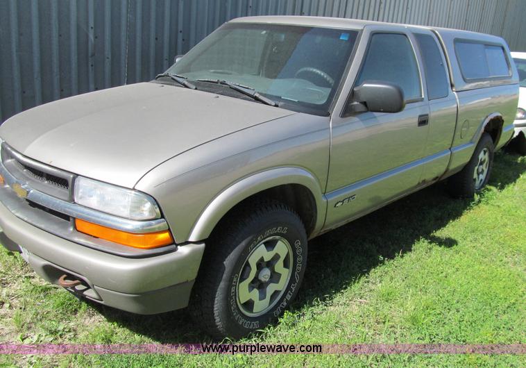 image for item A8327 2000 Chevrolet S10 extended cab pickup truck