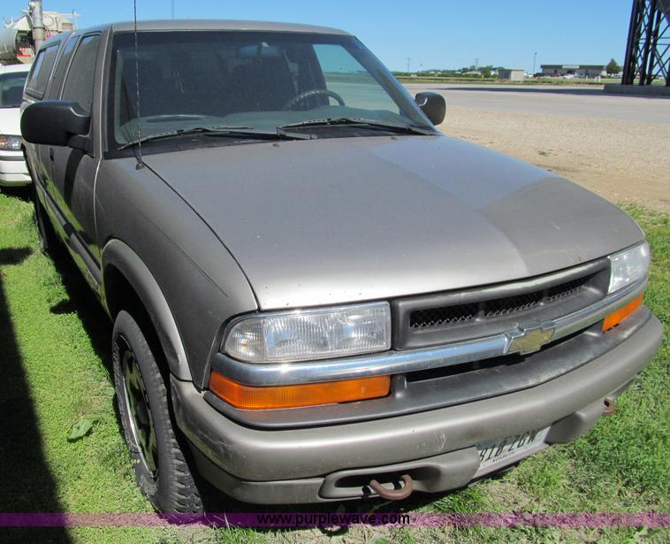 image for item A8327 2000 Chevrolet S10 extended cab pickup truck