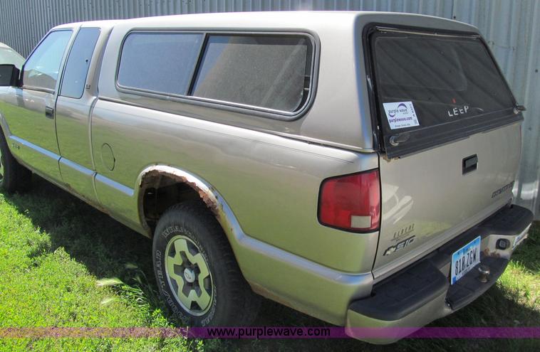 image for item A8327 2000 Chevrolet S10 extended cab pickup truck