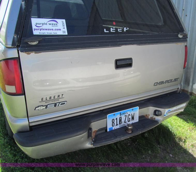 image for item A8327 2000 Chevrolet S10 extended cab pickup truck