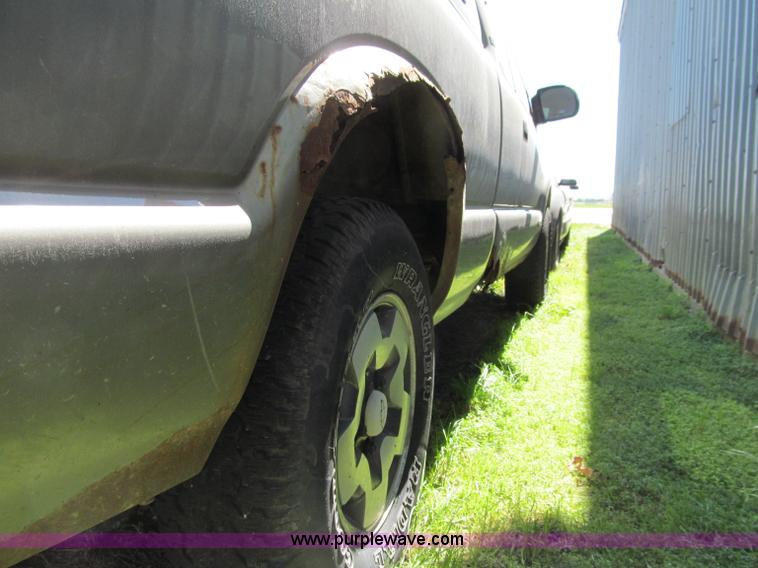 image for item A8327 2000 Chevrolet S10 extended cab pickup truck