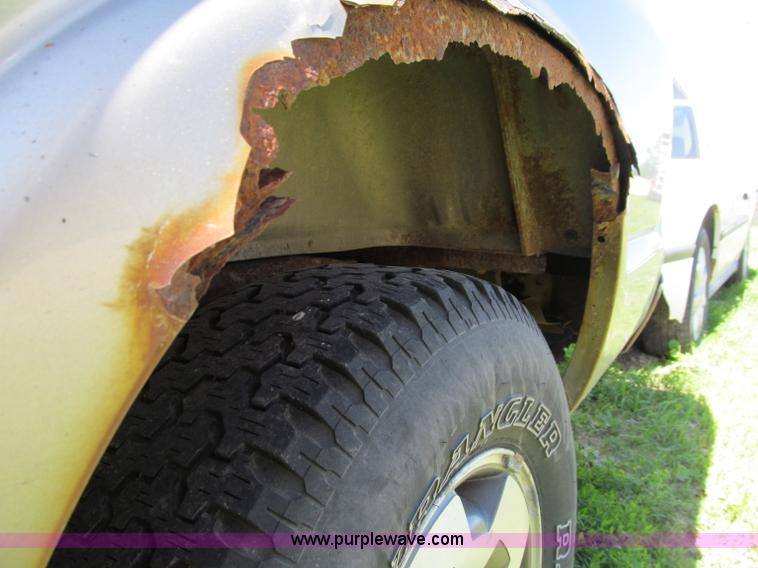 image for item A8327 2000 Chevrolet S10 extended cab pickup truck