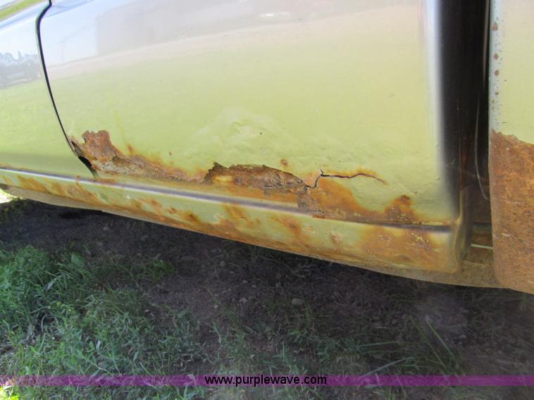 image for item A8327 2000 Chevrolet S10 extended cab pickup truck