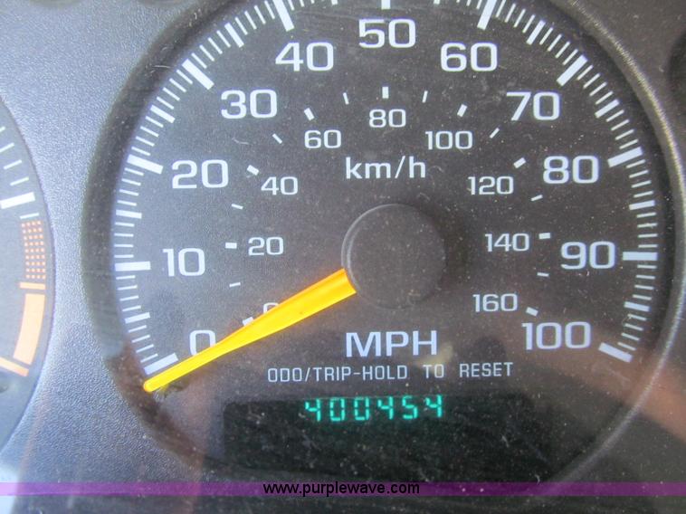 image for item A8327 2000 Chevrolet S10 extended cab pickup truck