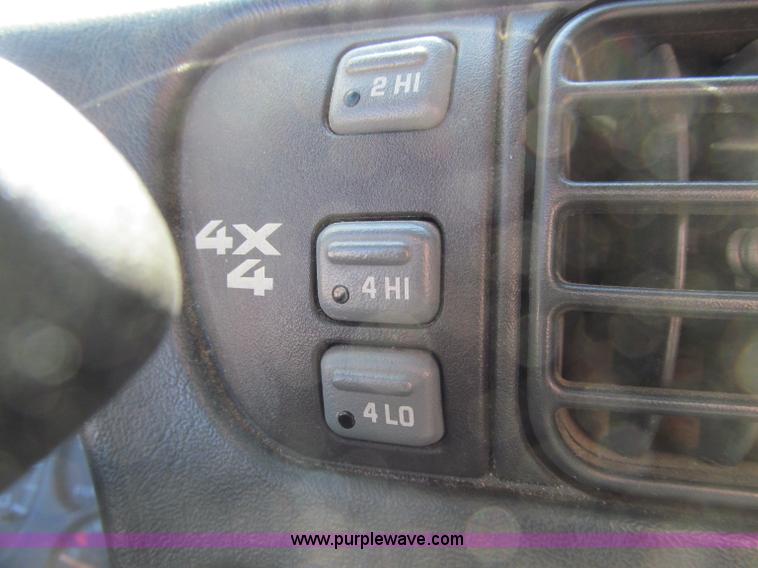 image for item A8327 2000 Chevrolet S10 extended cab pickup truck