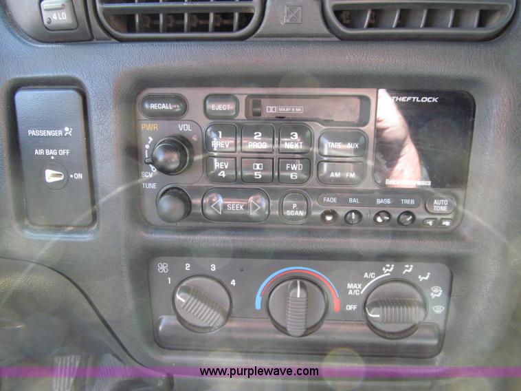 image for item A8327 2000 Chevrolet S10 extended cab pickup truck