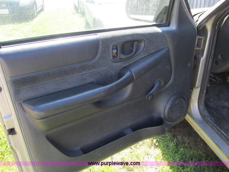 image for item A8327 2000 Chevrolet S10 extended cab pickup truck