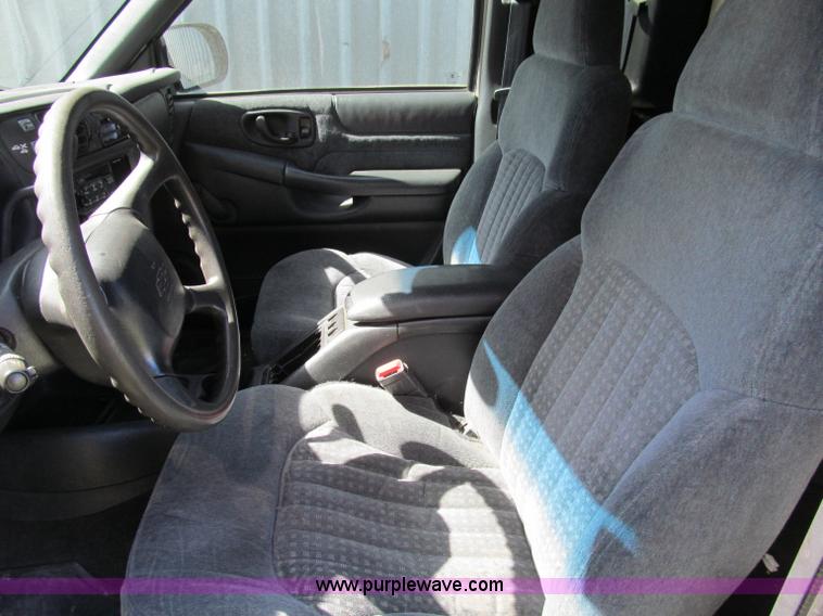 image for item A8327 2000 Chevrolet S10 extended cab pickup truck