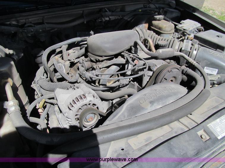 image for item A8327 2000 Chevrolet S10 extended cab pickup truck