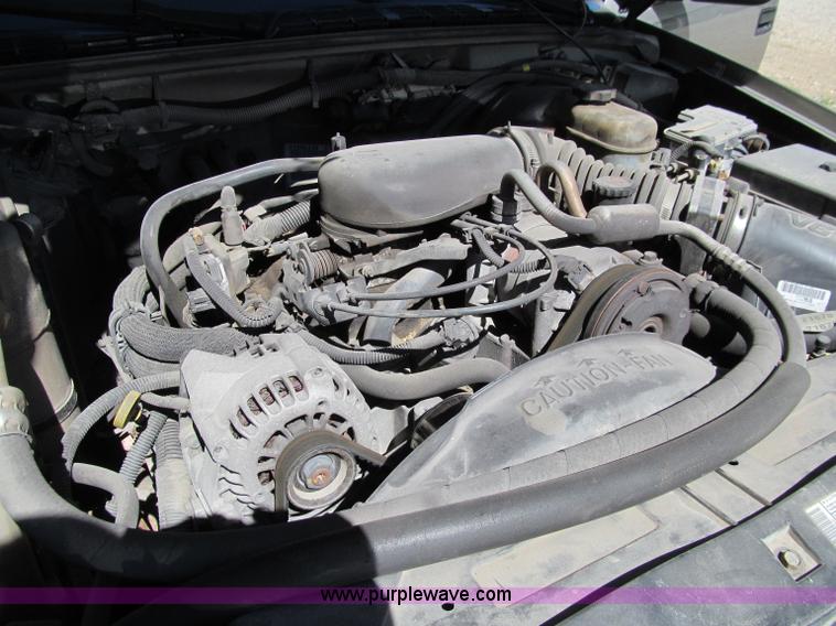 image for item A8327 2000 Chevrolet S10 extended cab pickup truck