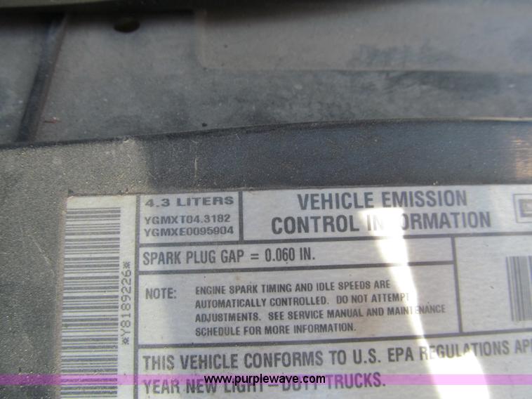 image for item A8327 2000 Chevrolet S10 extended cab pickup truck