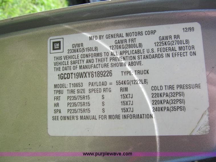 image for item A8327 2000 Chevrolet S10 extended cab pickup truck