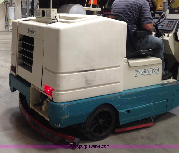 image for item B1271 Tennant 7400 floor scrubber