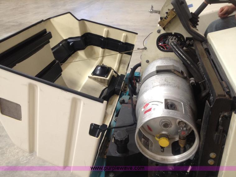 image for item B1271 Tennant 7400 floor scrubber