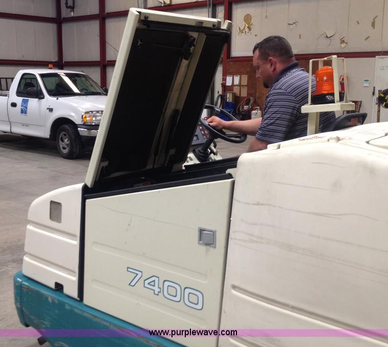 image for item B1271 Tennant 7400 floor scrubber